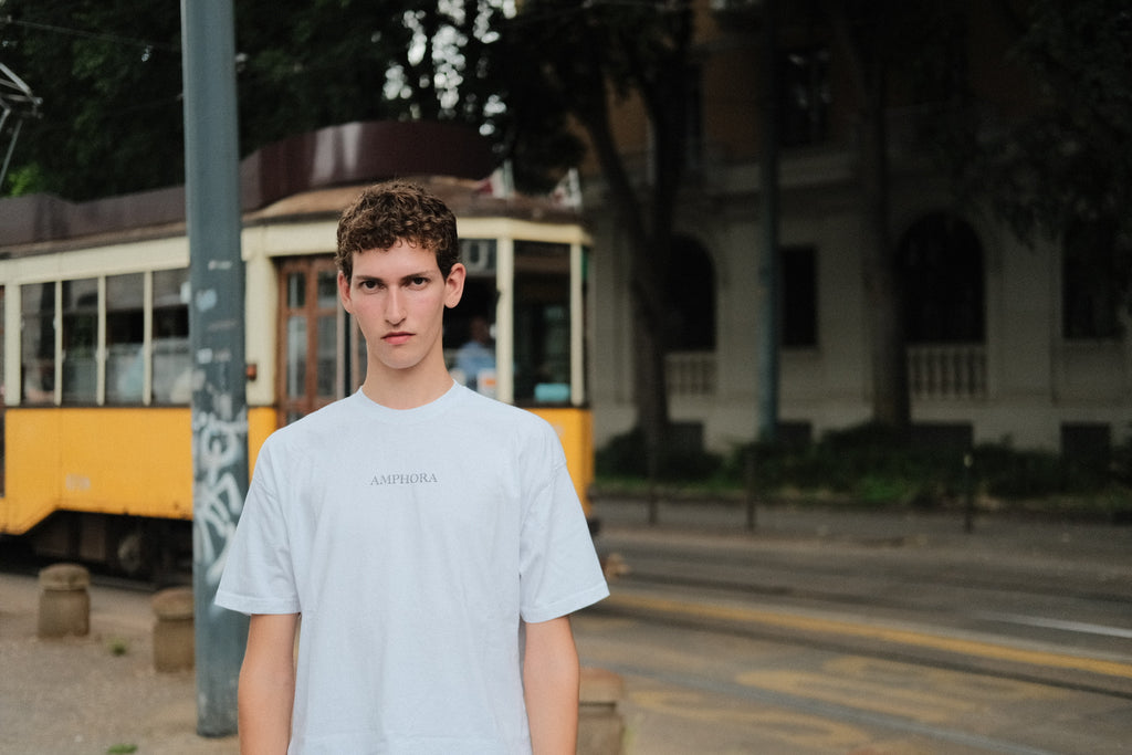 Amphora Pottering About (white)