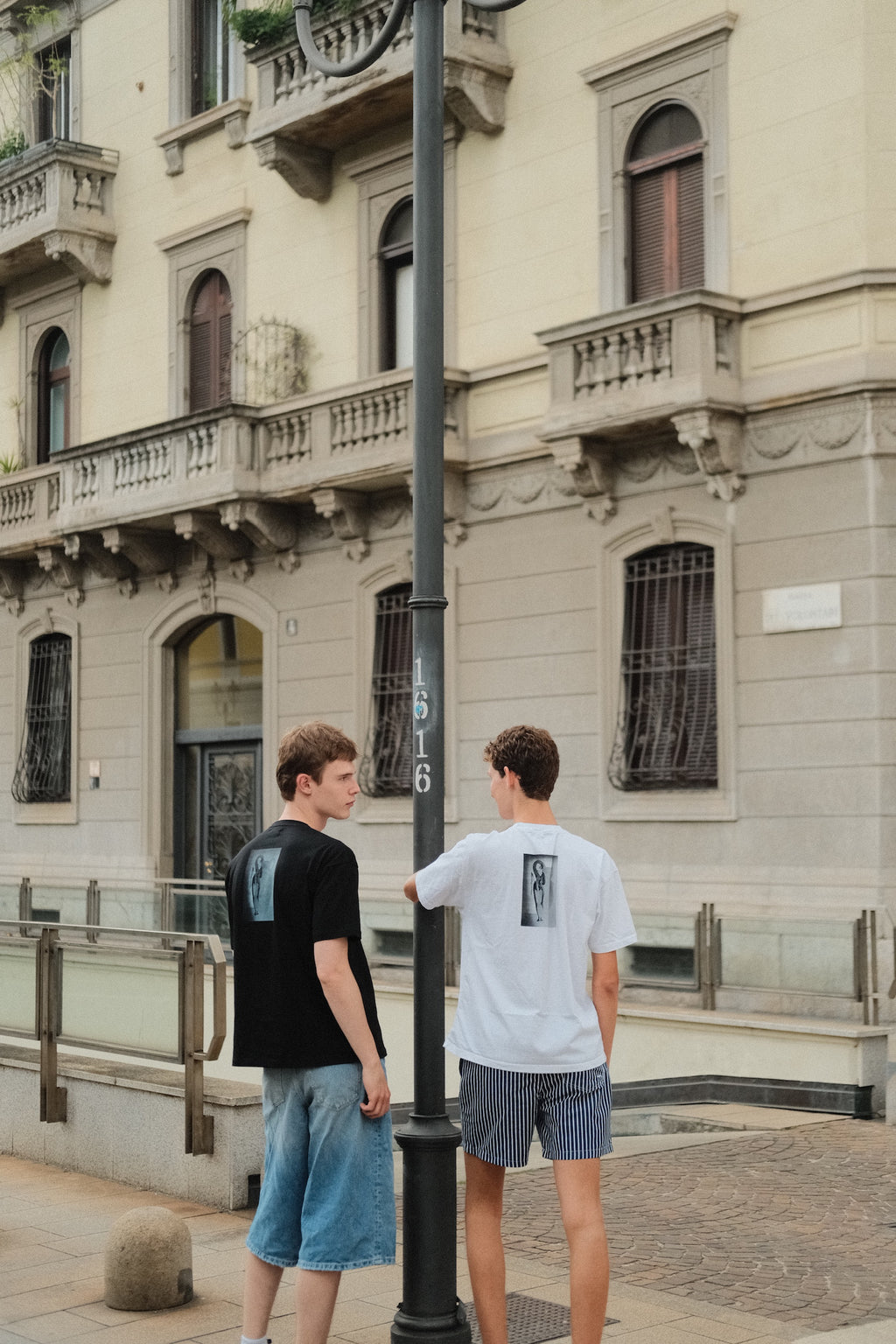 Amphora Pottering About (white)