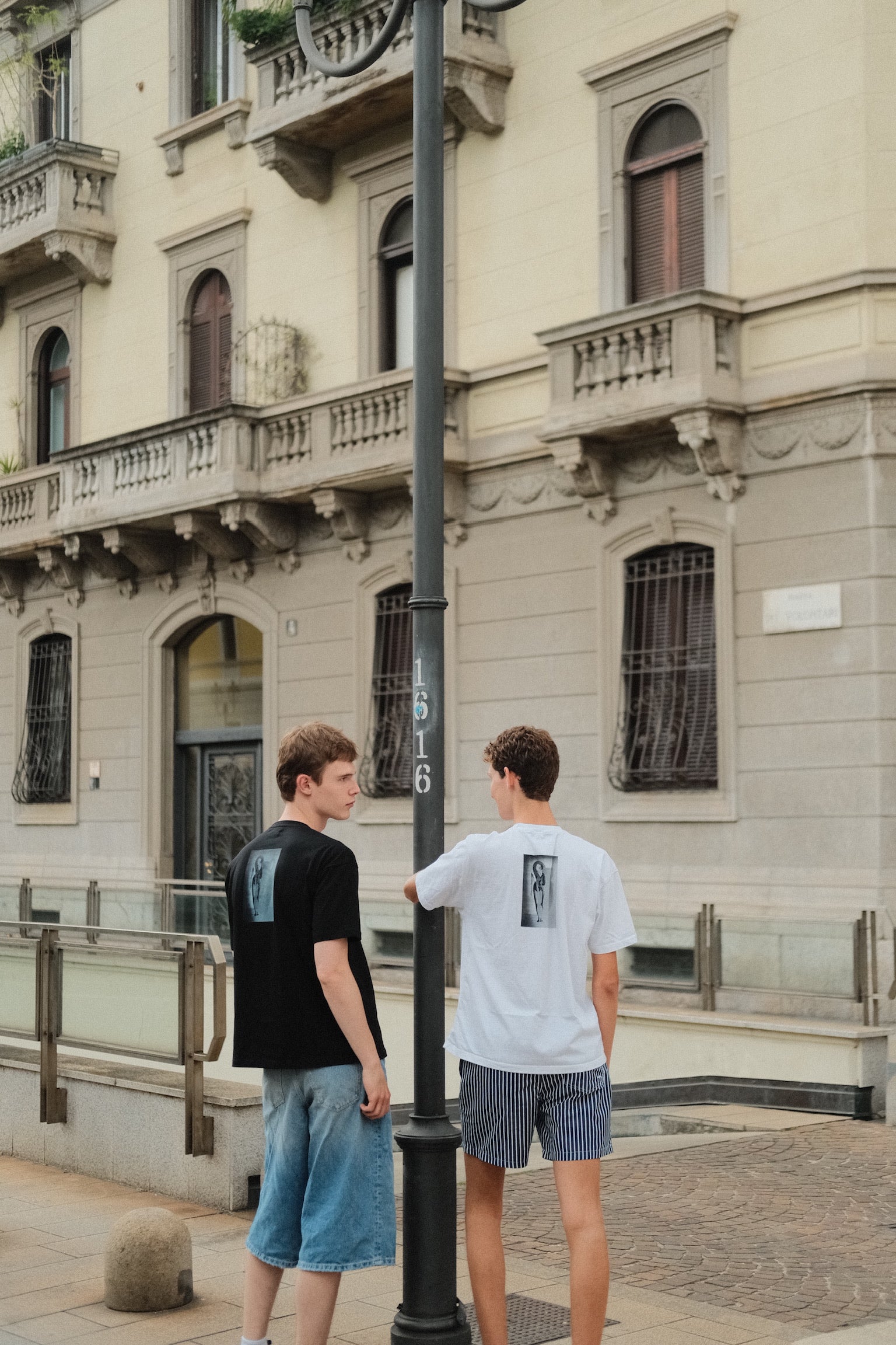 Amphora Pottering About (white)