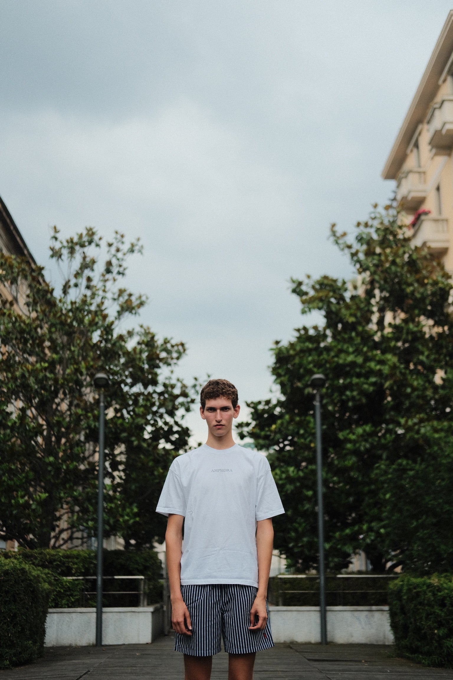 Amphora Pottering About (white)